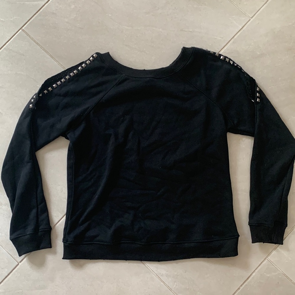 Ollie & Chloe hoodie top with a slit opening in each shoulder
